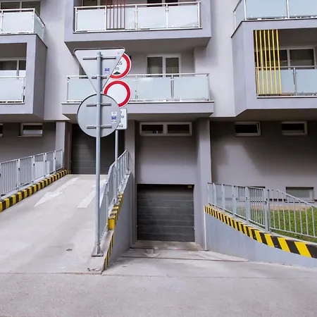 Loomena - Free Garage Apartman Kassa