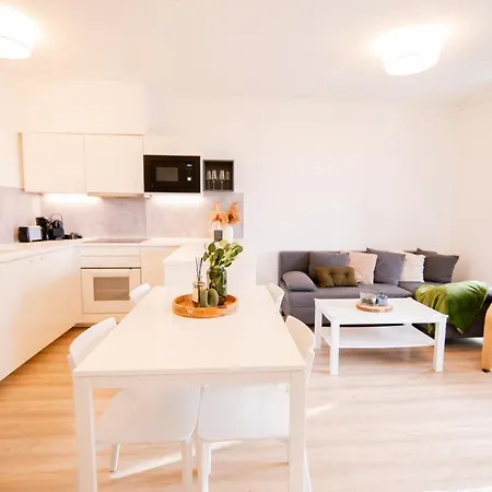 Loomena - Free Garage Apartman